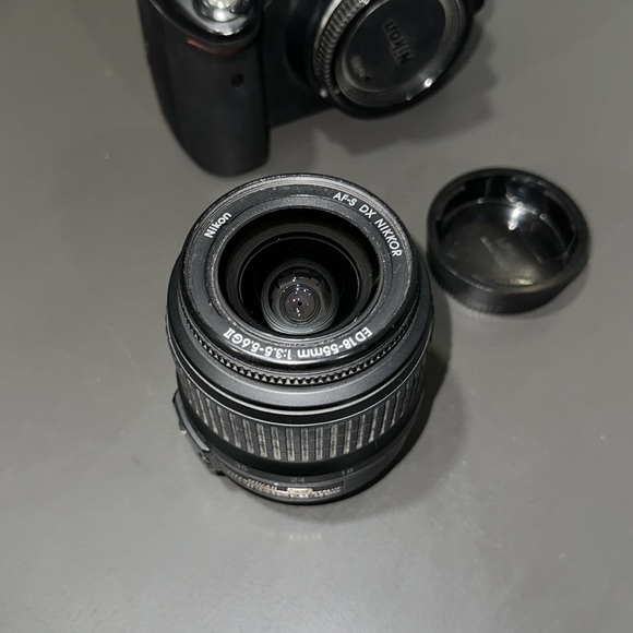 Nikon D5000 DSLR camera body and lens 18-55mm - Picture 4 of 6